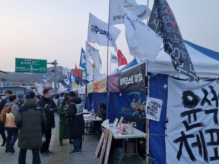 14일 서울 종로구 광화문광장에 자리한 농성장. 고나린 기자