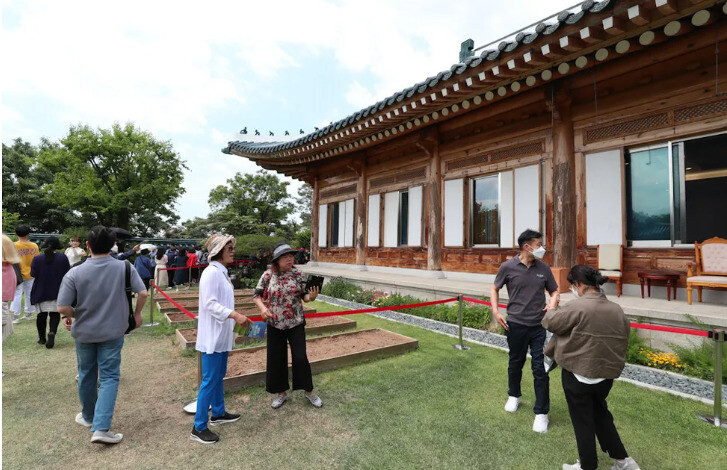 2022년 5월26일 오전 청와대를 찾은 시민들이 관저 내외부를 둘러보며 기념사진을 찍고 있다. 김정효 기자 hyopd@hani.co.kr