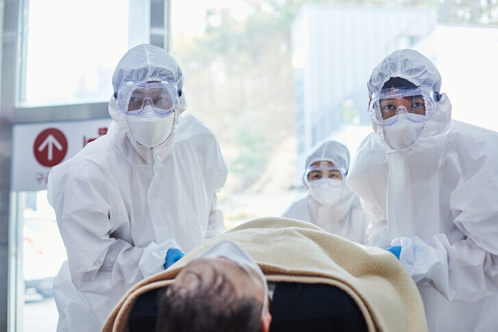 South Korean medical workers transport a COVID-19 patient. (Getty Images)