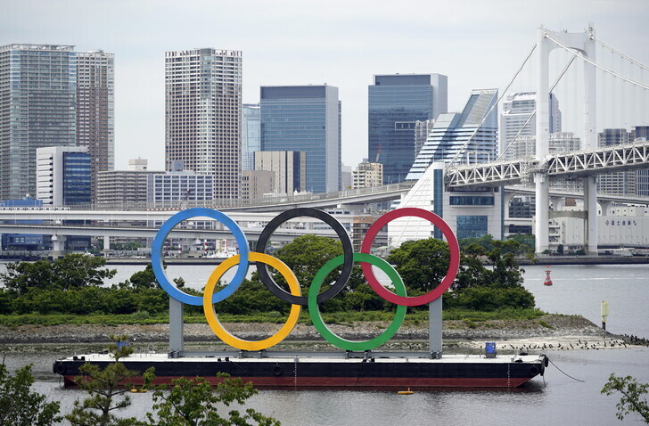 The Olympic rings on the Odaiba waterfront in Tokyo are pictured on May 12. (EPA/Yonhap News)