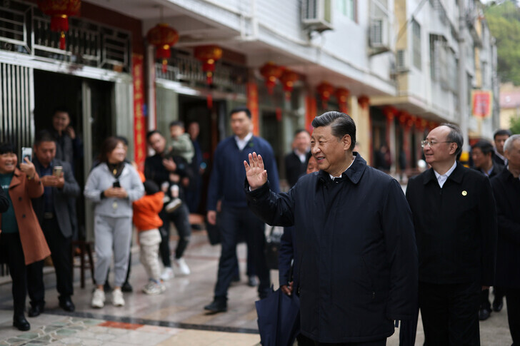 Chinese President Xi Jinping waves hello to people Tuesday during his visit to Sanming, Fujian province, in China. (Xinhua/Yonhap News)