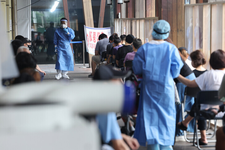 A COVID-19 screening station in Seoul’s Songpa District bustles with people seeking COVID-19 tests on July 14. (Yonhap News)