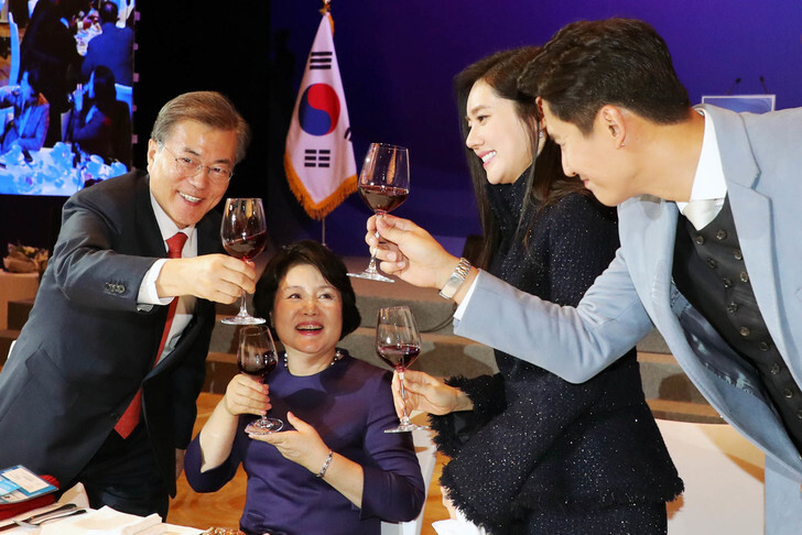 President Moon Jae-in and his wife Kim Jung-sook meet with South Korean actress Choo Ja-hyun and her husband Woo Hyo-kwang at the Sofitel Wanda Hotel during the first day of his visit to Beijing on Dec. 13. (Yonhap News) 
　
