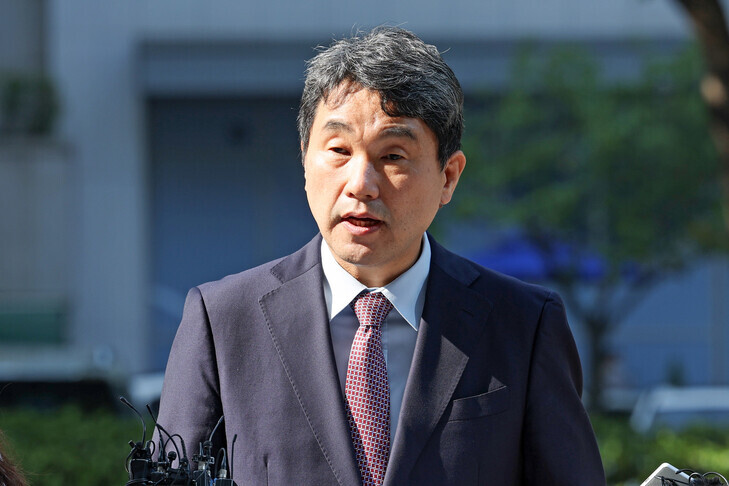 Lee Ju-ho, the candidate to become education minister and deputy prime minister, speaks to reporters as he heads into his office on Sept. 30 to prep for his confirmation hearing. (Yonhap)