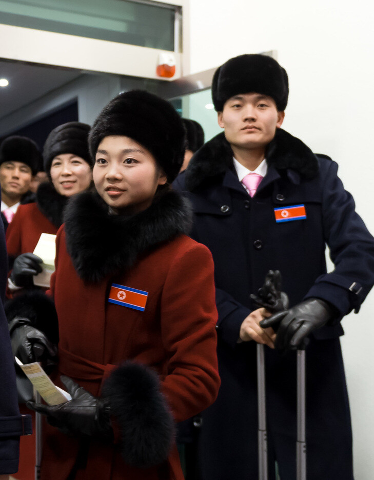 North Korean figure skaters Ryom Tae-ok (left) and Kim Ju-sik enter South Korea through Yangyang Airport with other members of the North Korean delegation on Feb. 1. (Photo Pool)