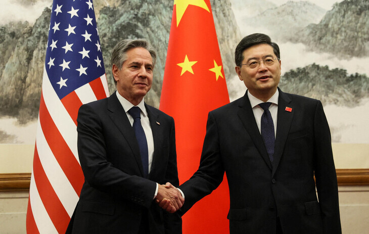 US Secretary of State Antony Blinken shakes hands with Foreign Minister Qin Gang of China at the Diaoyutai state guesthouse in Beijing, China, on June 18. (Reuters/Yonhap)