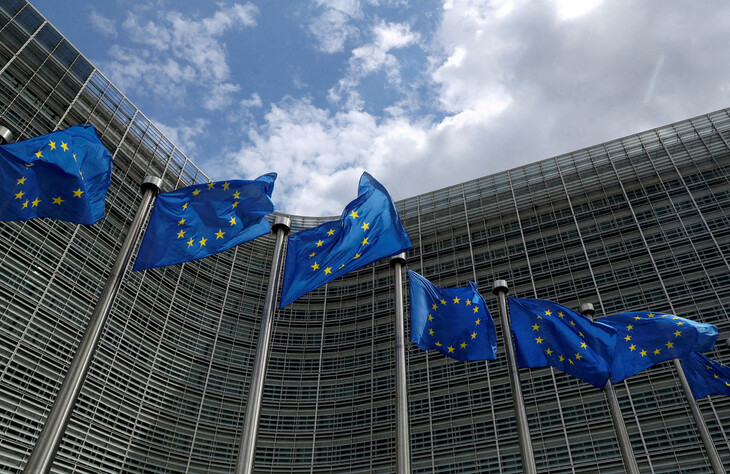 벨기에 브뤼셀에 있는 유럽연합 본부 건물 앞에 유로 깃발이 게양되어 있다. 브뤼셀/로이터 연합뉴스