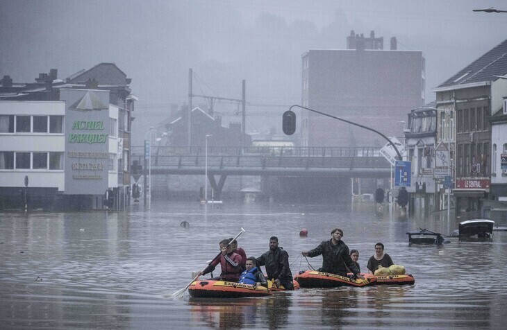 People evacuate in rubber rafts after the Meuse River flooded Thursday in Liege, Belgium. (Yonhap News)