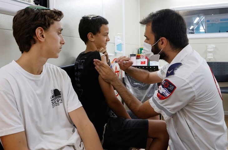 영국이 13일(현지시각) 12∼15살 청소년에게 코로나19 백신을 1회 접종하기로 결정했다. 12살 이상에 대한 백신 접종을 먼저 시작한 이스라엘 텔아비브에서 청소년들이 백신을 맞고 있다. 텔아비브/AFP 연합뉴스