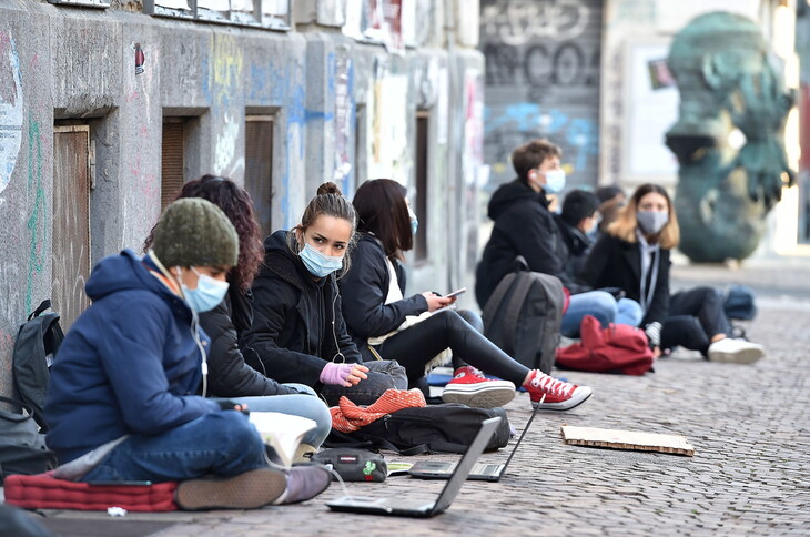 코로나19 대유행으로 학교가 폐쇄되자 항의 차원에서 학교 앞 거리에서 공부를 하는 이탈리아 토리노의 학생들. 토리노/EPA 연합뉴스