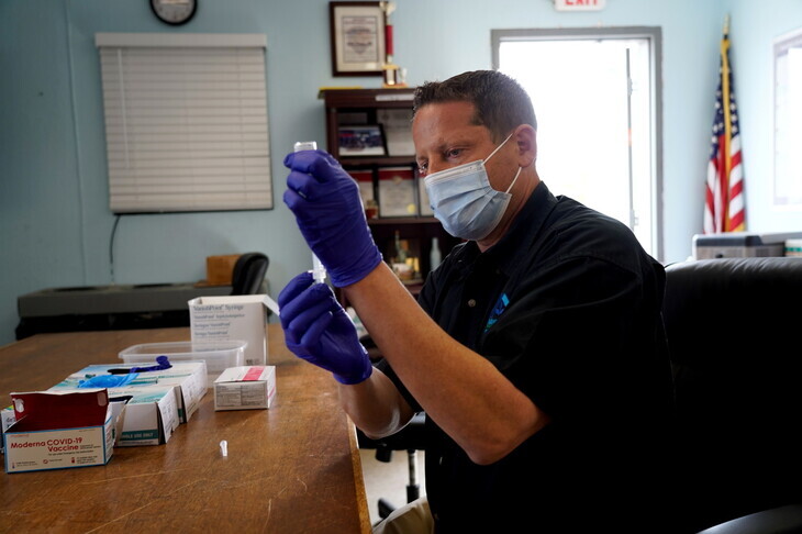 A health worker prepares a dose of the Moderna COVID-19 vaccine in a rural town in New Mexico. (Reuters/Yonhap News)
