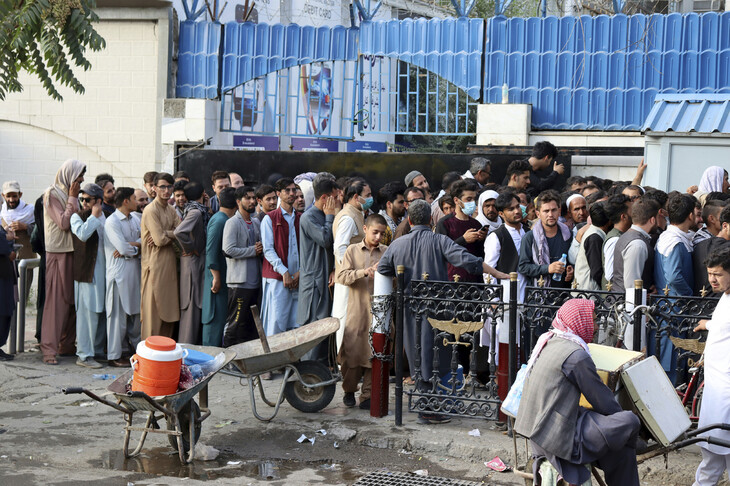 아프가니스탄 수도 카불에서 30일(현지시각) 시민들이 돈을 찾기 위해 은행 앞에 길게 늘어서 있다. 카불/AP 연합뉴스
