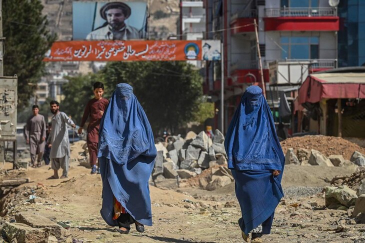 여성을 억압하는 나라일수록 정치적 불안도 심하다는 분석이 나왔다. 이를 보여주는 사례로 꼽힌 아프가니스탄 카불에서 여성들이 온 몸을 가린 부르카를 입은 채 걷고 있다. 카불/AFP 연합뉴스