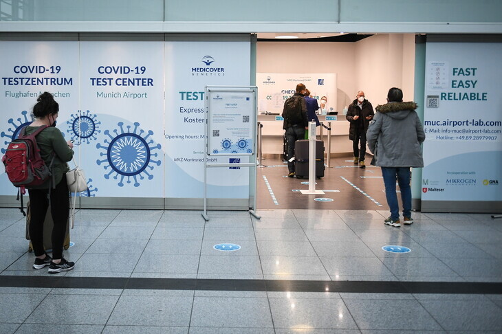 As countries tighten restrictions in order to block the spread of the Omicron variant, travelers wait to be tested for COVID-19 at Munich Airport on Saturday. (EPA/Yonhap News)