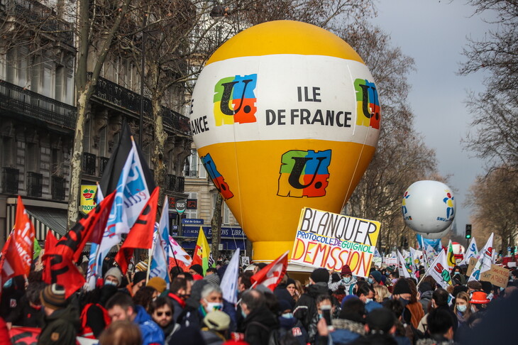 프랑스 파리에서 13일(현지시각) 정부의 오락가락하는 학교 방역 지침에 항의해 파업에 들어간 교사들이 거리 시위를 벌이고 있다. 파리/EPA 연합뉴스