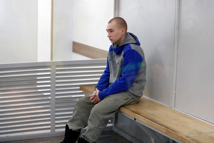 우크라이나에서 전쟁 범죄 혐의로 기소된 러시아 군인 바딤 시시마린이 23일(현지시각) 키이우에서 진행된 자신에 대한 선고공판을 지켜보고 있다. 키이우/로이터 연합뉴스