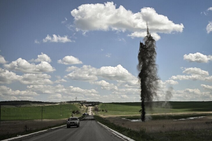 우크라이나 동부 돈바스의 리시찬스크로 이어지는 도로변에서 박격포탄이 터지고 있다. 리시찬스크/AFP 연합뉴스