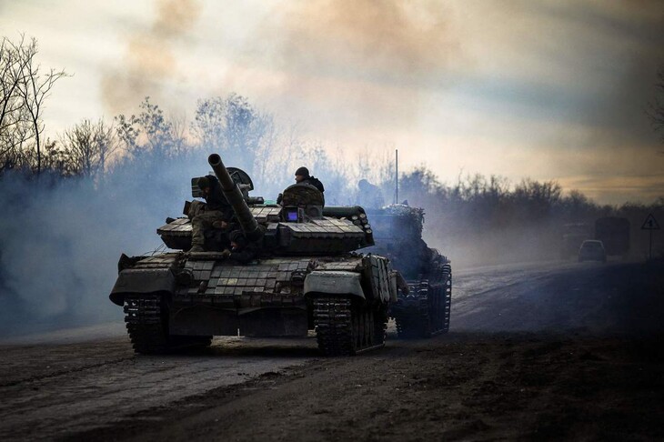 러시아군가 집중 공격을 펼치고 있는 우크라이나 동부 도네츠크주의 바흐무트 인근에서 우크라이나군 탱크가 작전을 펼치고 있다. 바흐무트/AFP 연합뉴스