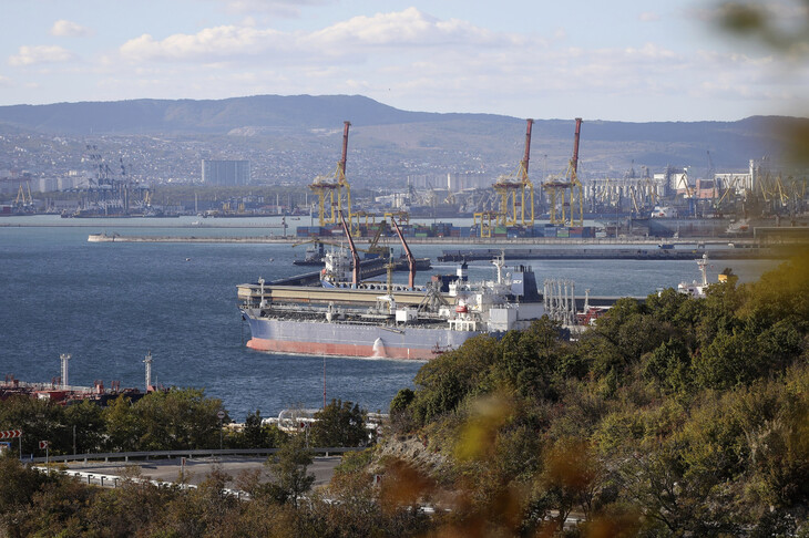 러시아의 주요 원유 생산 시설이 있는 흑해 연안 노보로시스크 항구에 유조선이 정박해 있다. 노보로시스크/AP 연합뉴스