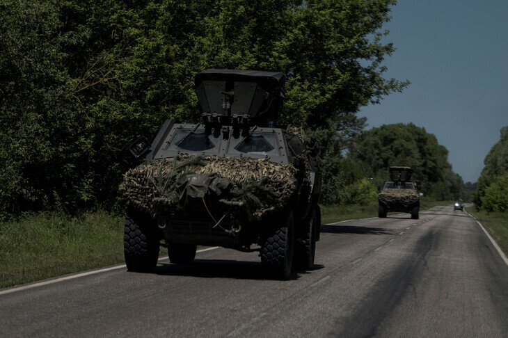 4일 우크라이나 하르키우에서 장갑차들이 이동하고 있다. 로이터 연합뉴스