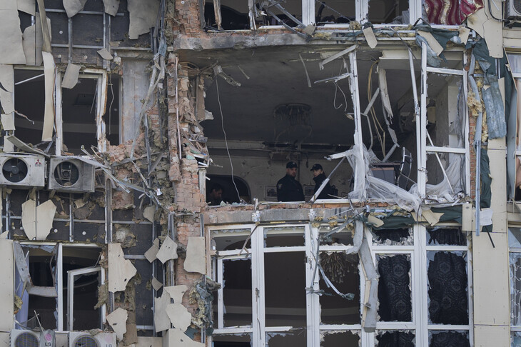 러시아의 드론 공격으로 무너져 내린 우크라이나 수도 키이우의 아파트 건물. 키이우/AP 연합뉴스