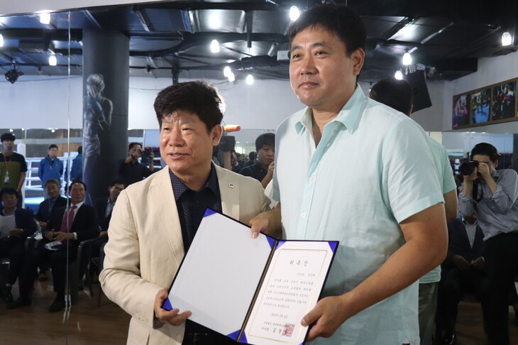 Kim Kyung-sung (left)