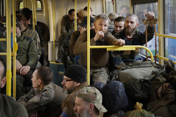 우크라이나 동남부 마리우폴의 제철소에서 러시아군에 맞서던 우크라이나 군인들이 17일 제철소에서 러시아군 통제 지역으로 이동하는 버스에 앉아 있다. 올레니우카/AP 연합뉴스