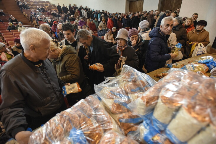우크라이나 동부 도네츠크주 크라마토르스크의 한 교회에서 음식을 배급받기 위해 몰여든 주민들. 크라마토르스크/EPA 연합뉴스