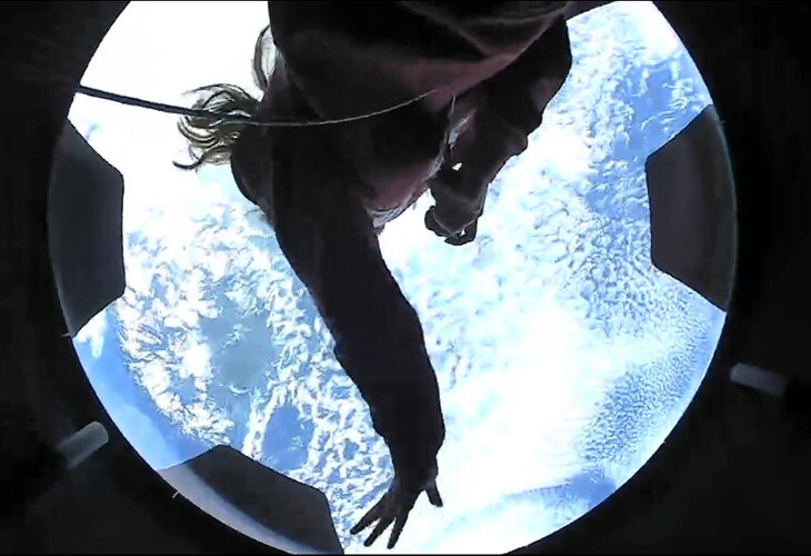 투명돔에서 푸른 지구를 내려다보고 있는 아르세노.