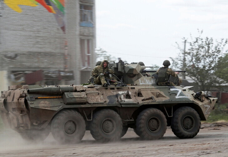 Russian separatist forces drive through Popasna in Luhansk Oblast in eastern Ukraine on May 26 (local time). (Reuters/Yonhap News)