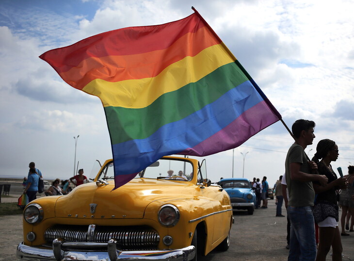 쿠바가 동성결혼을 허용하는 가족법 개정안 초안을 15일 공개했다. 쿠바 수도 아바나에서 동성애자 인권 옹호자들이 무지개색 깃발을 흔들고 있다. 아바나/EPA 연합뉴스
