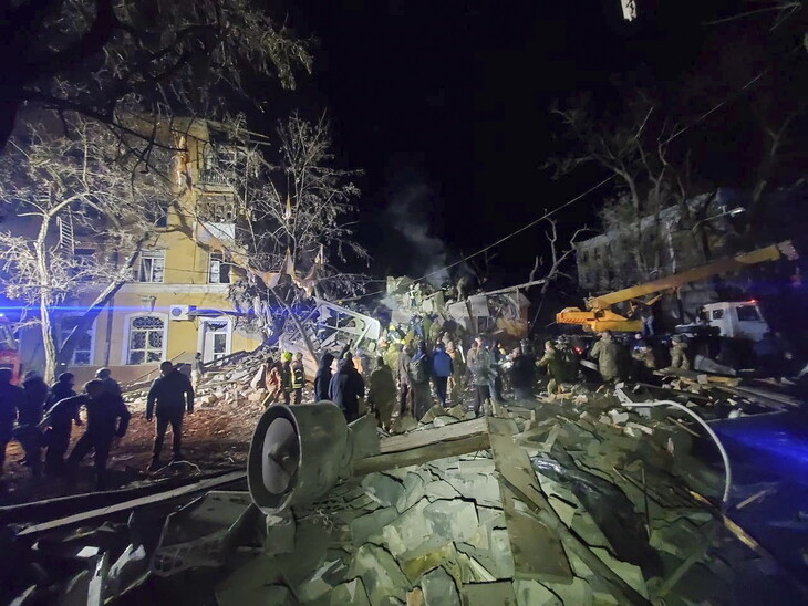 1일(현지시각) 러시아군의 로켓 공격으로 파괴된 우크라니아 도네츠크주 크라마토르스크의 주택에서 구조대원들이 부상자 구조 작업을 벌이고 있다. 크라마토르스크/EPA 연합뉴스