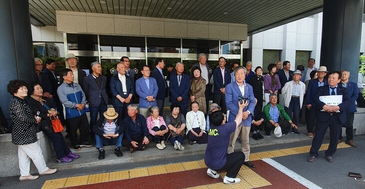 Family members of people who went missing during the Jeju Massacre hold a press conference in front of the Jeju District Court on June 3 calling for a retrial for victims who received illegal court-martial convictions.