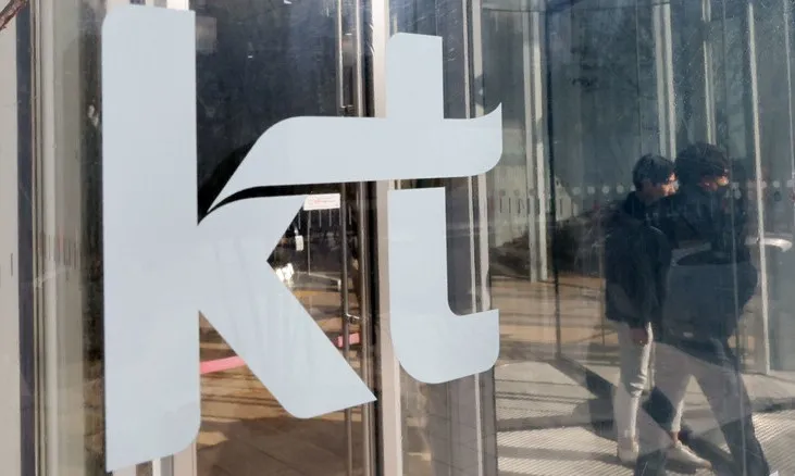 KT 차기 CEO '깜깜이 심사' 논란...4파전 앞두고 공정성 도마 위 - 뉴스 썸네일 이미지