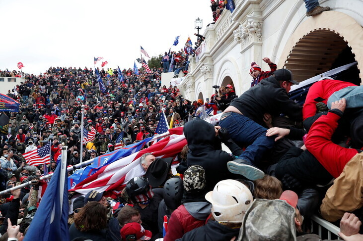 Pro-Trump protesters storm into the US Capitol during clashes with police, during a rally to contest the certification of the 2020 US presidential election results by the US Congress, in Washington, on Jan. 6. (Reuters/Yonhap News)