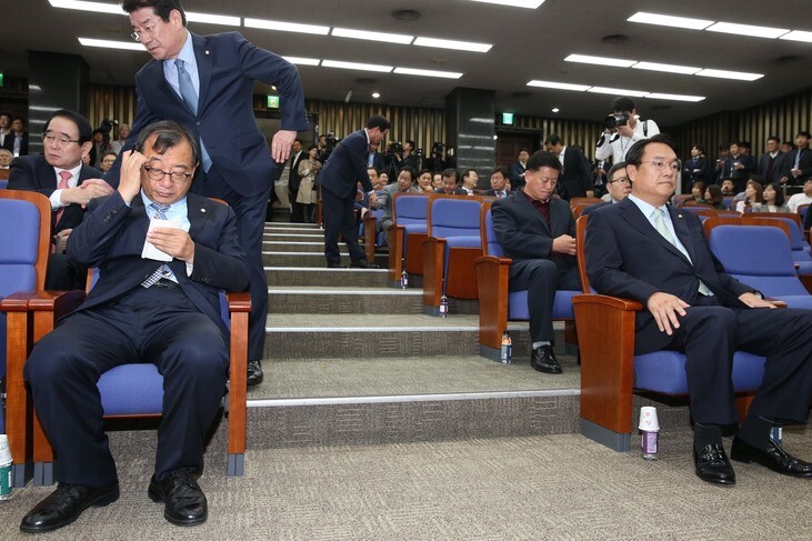  leader of the Minjoo Party (right) talks to lawmaker Ahn Gyu-baek at the National Assembly on Oct. 26. (by Lee Jeong-woo