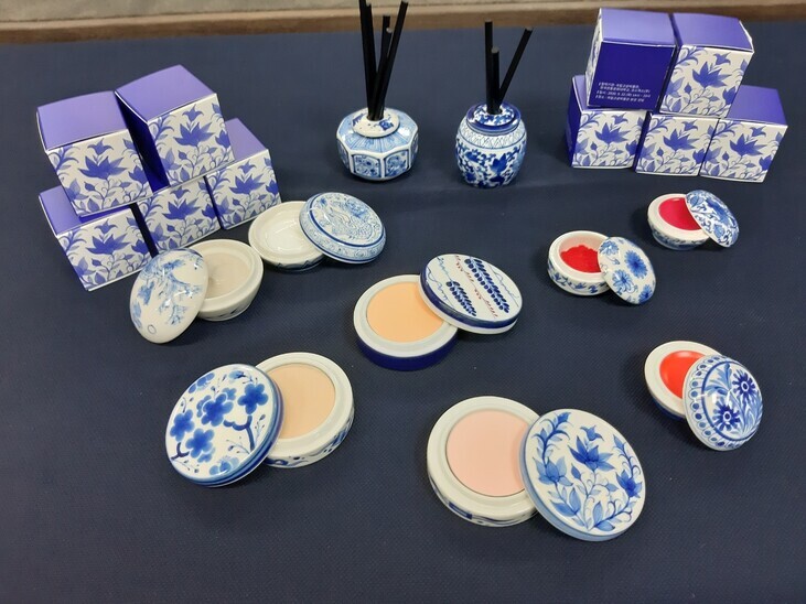 Blue-and-white porcelain cosmetics containers inspired by those of Princess Hwahyeop (1733-1752) of Joseon, revealed to the public at the National Palace Museum of Korea on Sept. 22. (photos provided by the Korea Institute of Heritage and the National Palace Museum of Korea)s