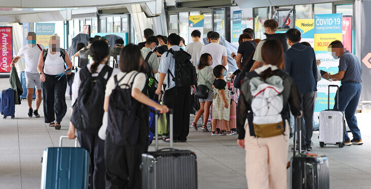 People are seen coming and going from the COVID-19 screening center in Terminal 1 of Incheon International Airport on Aug. 24. (Yonhap News)