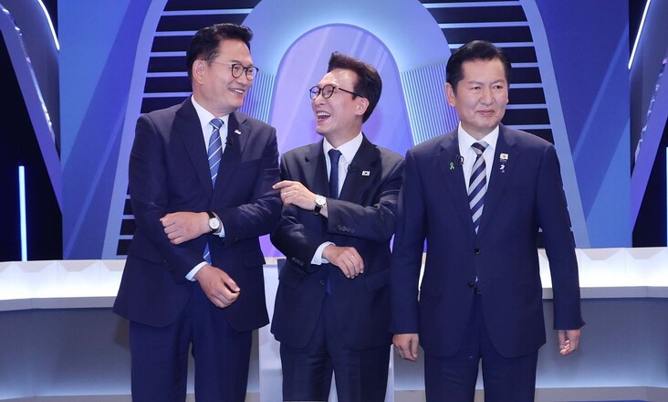 송영길·김민석·정청래 더불어민주당 당대표 후보(왼쪽부터)가 2026년 8월5일 오후 서울 여의도 한국방송(KBS)에서 열린 티브이(TV)토론회 시작 전 포즈를 취하고 있다. 국회사진기자단