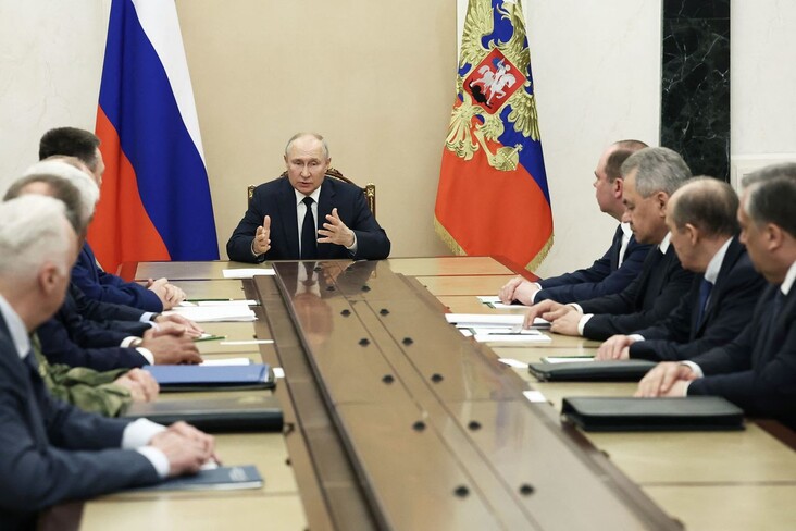 블라디미르 푸틴 러시아 대통령이 26일(현지시각) 모스크바에서 세르게이 쇼이구 국방장관(오른쪽 세번째) 등 안보담당 관계자들이 참석한 가운데 회의를 주재하고 있다. AFP 연합뉴스