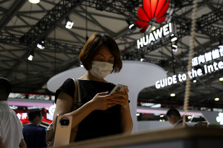 지난 6월 중국 상하이에서 열린 모바일월드콩그레스에서 한 여성이 화웨이 스마트폰을 살피고 있다. 상하이/로이터 연합뉴스