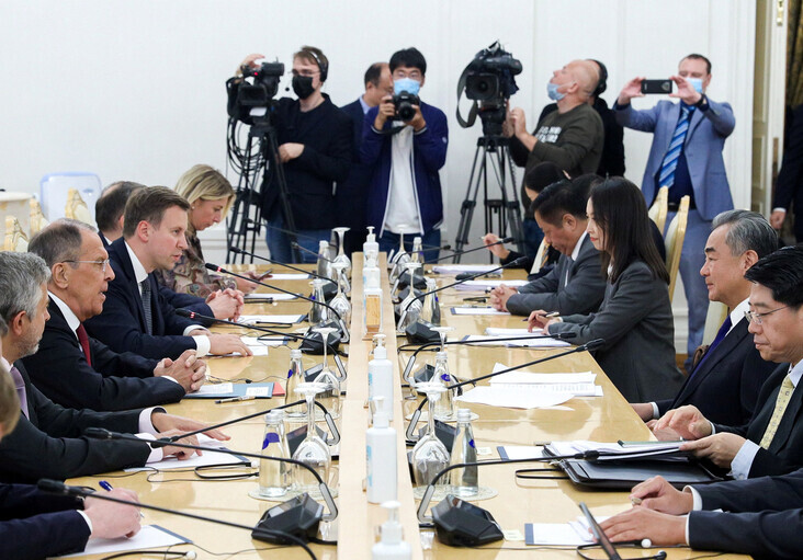 Foreign Minister Wang Yi of China (second from right) and Foreign Minister Sergei Lavrov of Russia (second from left) hold talks in Moscow on Sept. 18. (Reuters/Yonhap)