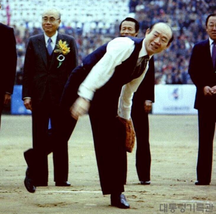 Chun Doo-hwan throws out the inaugural pitch of the first game of Korea’s professional baseball league. (courtesy of the Presidential Archives)