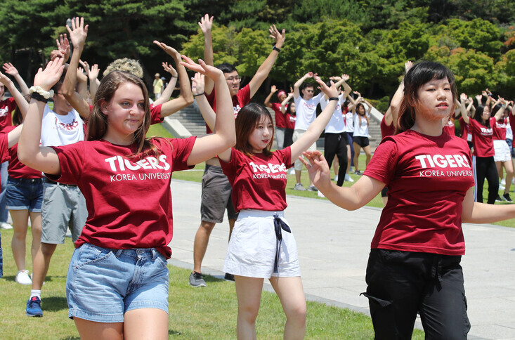 Students in the international summer school at Korea University take part in a flash mob dancing to a song by Twice on the school’s campus in July 2019. (Yonhap)