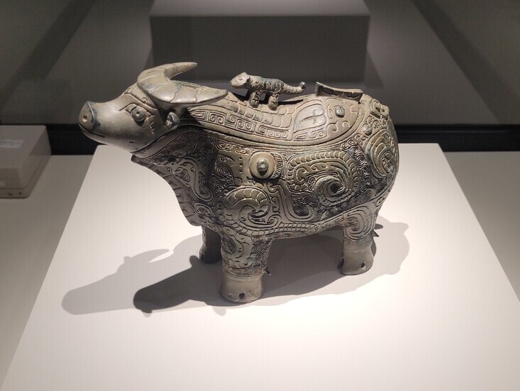 A late Shang water buffalo-shaped wine cask boasts a tiny tiger on its back. (Roh Hyung-suk/The Hankyoreh)