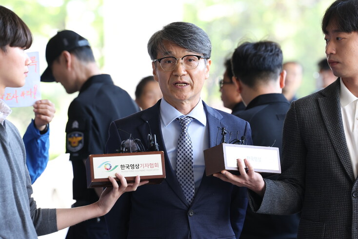 최재영 목사가 13일 오전 소환조사를 위해 서울 서초구 서울중앙지방검찰청에 들어서며 취재진 질문에 답하고 있다 최 목사는 윤석열 대통령 부인 김건희 여사에게 명품 가방 등을 건넨 혐의(부정청탁금지법 위반 등)를 받고 있다. 연합뉴스