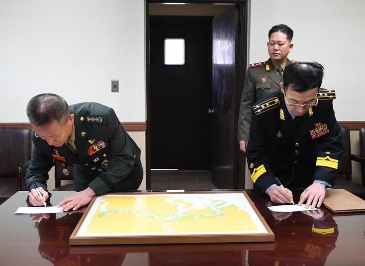  head of the Waterways Investigation Team at the Ministry of Maritime Affairs and Fisheries meets with North Korean military officials in the JSA on Jan. 30 to explain the nautical charts drawn up from the findings of last year’s joint hydrographic survey. (provided by the MND)