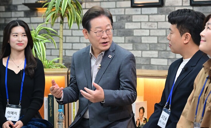 더불어민주당 이재명 대선 후보가 2025년 4월30일 서울 구로구 한 스튜디오에서 열린 ‘슬기로운 퇴근생활 직장인 간담회'에 참석해 직장인들의 고충을 듣고서 대화를 나누고 있다. 국회사진기자단