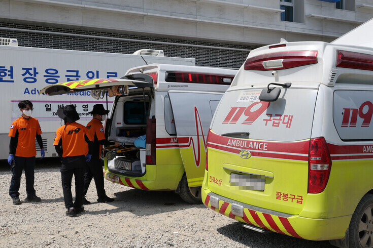Ambulances and EMTs stand by outside the hospital on the grounds of the World Scout Jamboree in Saemangeum, North Jeolla Province, on Aug. 3. (Yonhap)