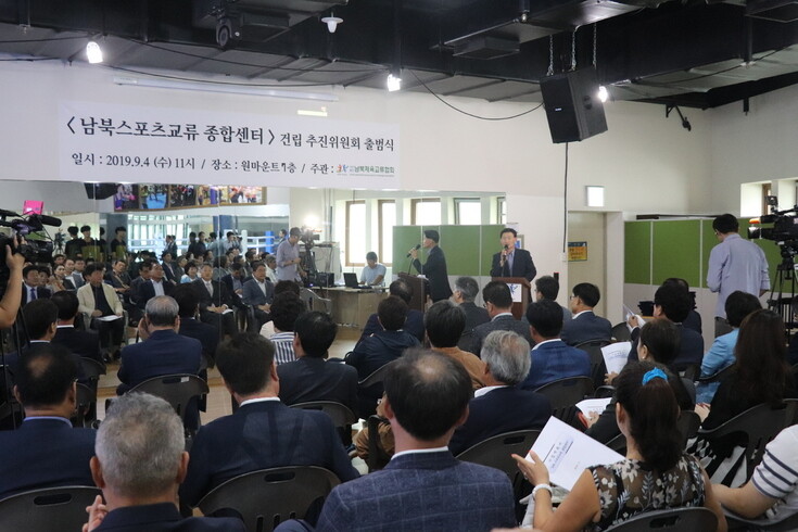 appoints former professional baseball player Yang Joon-hyuk (right) as a member of a committee to build inter-Korean sports exchange centers. (all photos by Park Kyung-man